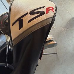 Nice golf clubs w/bag. ⛳️