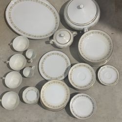 Sheffield Fine China Japan Imperial Gold Dinner Service