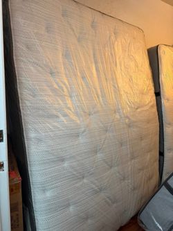 KING SIZE BEAUTY REST MATTRESS PICK UP TODAY