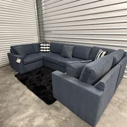 Brand New Luxury Ashley’s Furniture Modular Sectional Couch ( Free Delivery ) 