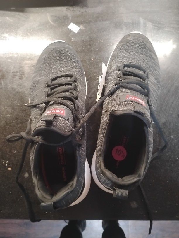 Levi's comfort black sneakers