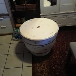 Coffee Table With Huge Storage.  Saw One Similar For 400 On Wayfair Will Sell For 30.