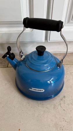 Le Creuset Demi Whistling Kettle, Marseille (Blue), New!!! Crafted from lightweight carbon steel to quickly bring water to a boil Vibrant porcelain en