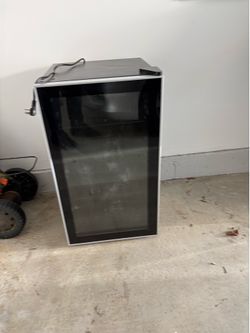 Mini beverage refrigerator
