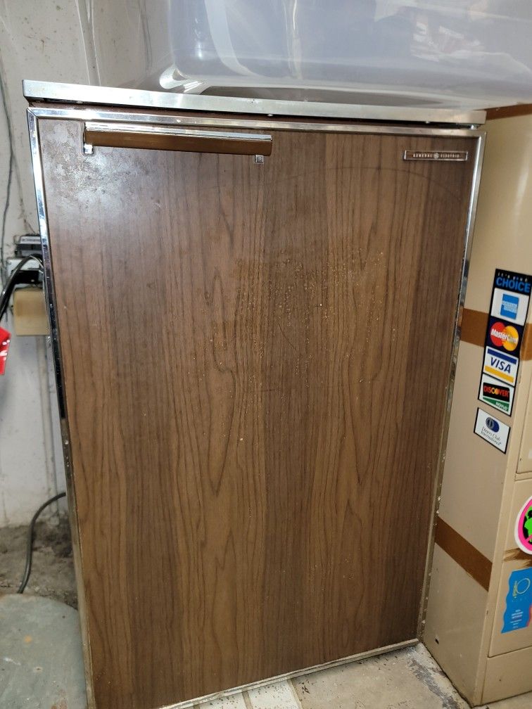GE Mini Fridge 