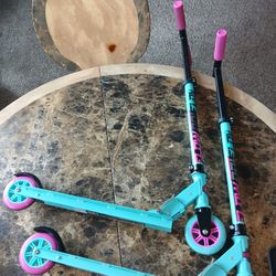 Explore the world of micro scooter with the Madd Gear 426-001 Flow 100 Folding Kids Inline Kick Scooter. Designed for the young, light-footed explorer