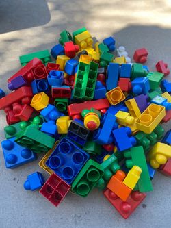 Selling 136 big pieces of Lego’s