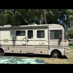 Bounder Class A Motorhome – Your Next Adventure Awaits! 🚌🌲