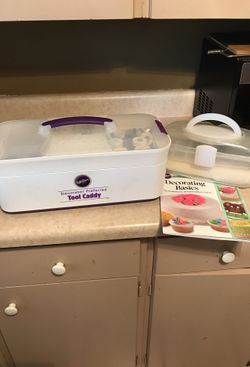 Cake decorating kit
