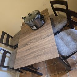 Kitchen Table With 4 Chairs. 