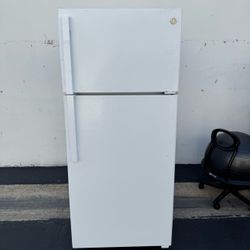 LIKE NEW GE - 28 in. Wide 16.6 Cu. Ft. Top-Freezer Refrigerator with LED Interior Lighting - White