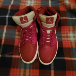 SIZE 11 NIKE AIR  AIR JORDAN 1MID  GYM RED WHITE  MENS
