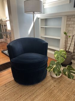 💙 Room & Board Otis Swivel Chair – View Indigo Velvet, Retired Color!💙