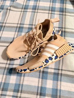 Women's adidas shoes in good condition, beige color, size 7.5