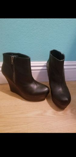 Black Leather Booties Boots..Size 8 womens..Good condition!