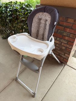 High chair - Excellent Condition- ingenuity