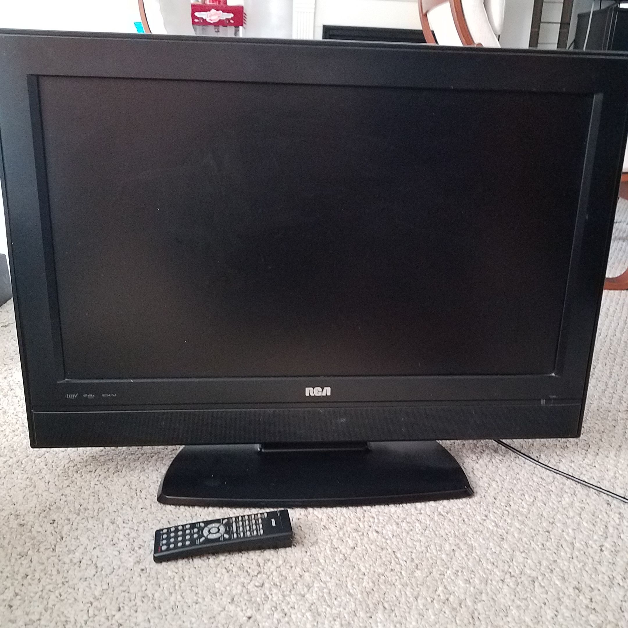 TV RCA WITH DVD 32"