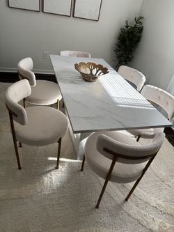 Dining room set - new condition
