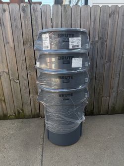 Rubbermaid Brute Trash Cans  44 gallons