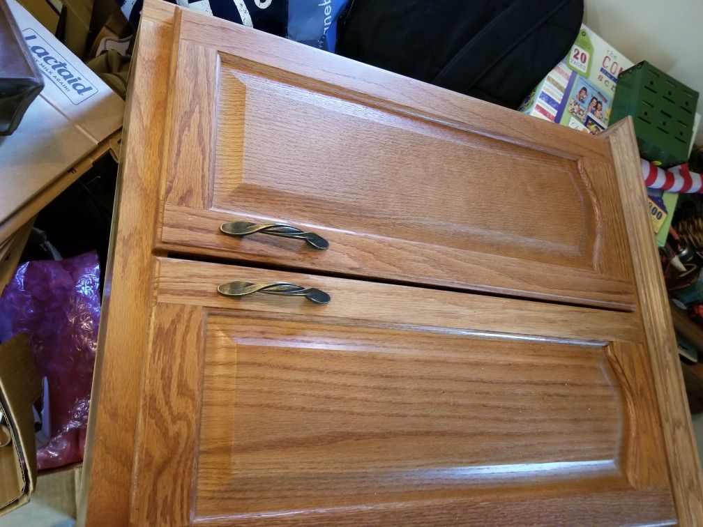 OAK CABINET 24 IN W X 29 IN HIGH X 6 IN DEEP . 2 SHELF DISPLAY MODEL NEW