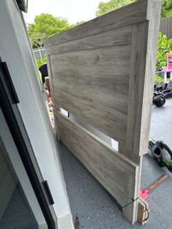 Cama Queen como nueva poco uso solo la armadura no colchón
