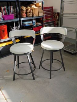 Pair of metal swivel stools with white faux leather seats. Seats are 25 inches from the floor. Two chairs for $5. Cash only please