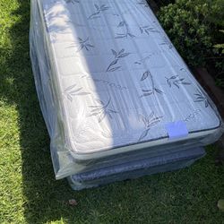 new orthopedic Pillow top mattresses Colchones nuevos ortopédicos pillow top   Queen size  $200- $260With Box Spring -  with frame $320  Full size  $1