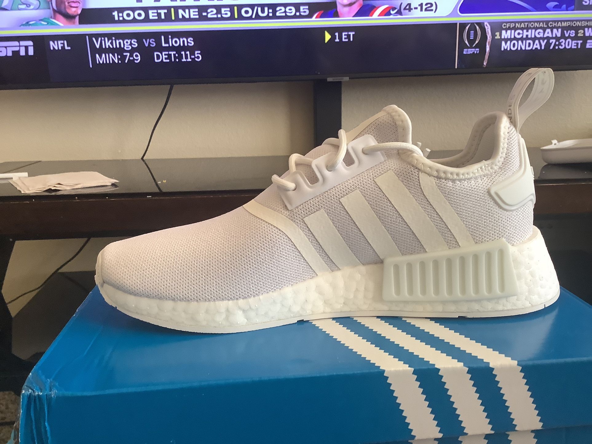 NEW YOUTH BIG KIDS WOMEN ADIDAS ORIGINALS NMD_R1 J PRIMEBLUE TRAINING SHOES  Sz 7Y= 8.5 Women for Sale in Frisco, TX - OfferUp