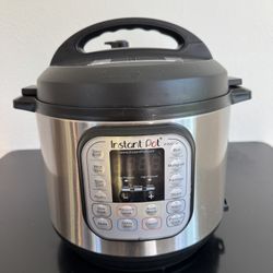 Instant Pot Duo 6-Quart Multi-Use Pressure Cooker – Excellent Condition - Steam Basket Included