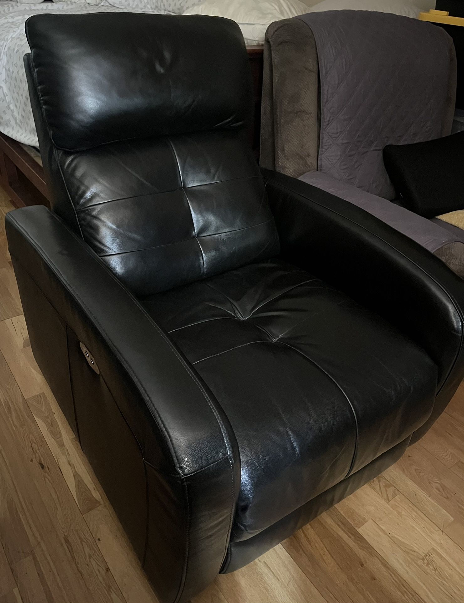 Black Leather Reclinable Sofa Chair
