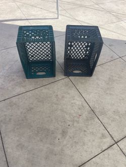 Tengo cajas de plástico en venta .