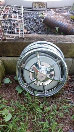Corvette hubcaps
