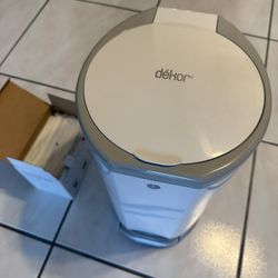 Dekor classic Diaper Pail With Refills. 