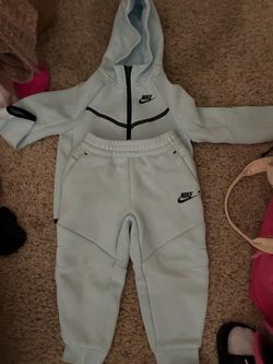Kids Nike tech size 4