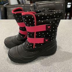 Girls Snow Boots Size 5 New Condition 