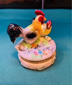 Vintage family of chickens ceramic trinket box