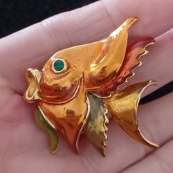 Vtg.GOLD PLATE- FISH- GREEN EYE CRYSTAL PIN