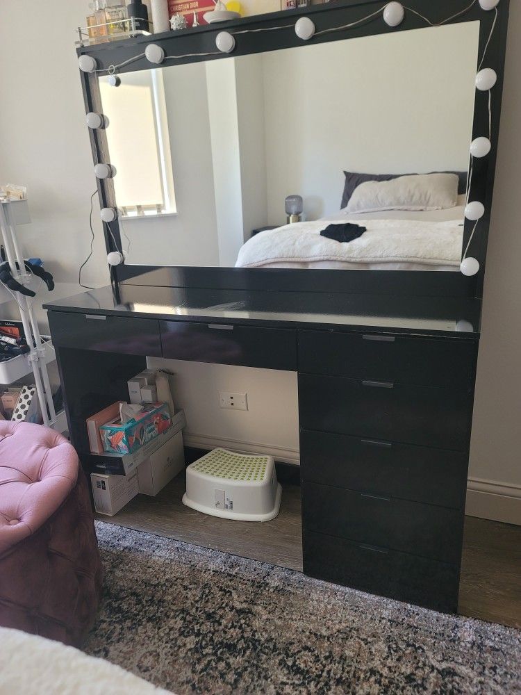 MakeUp Vanity Desk With LED Lights