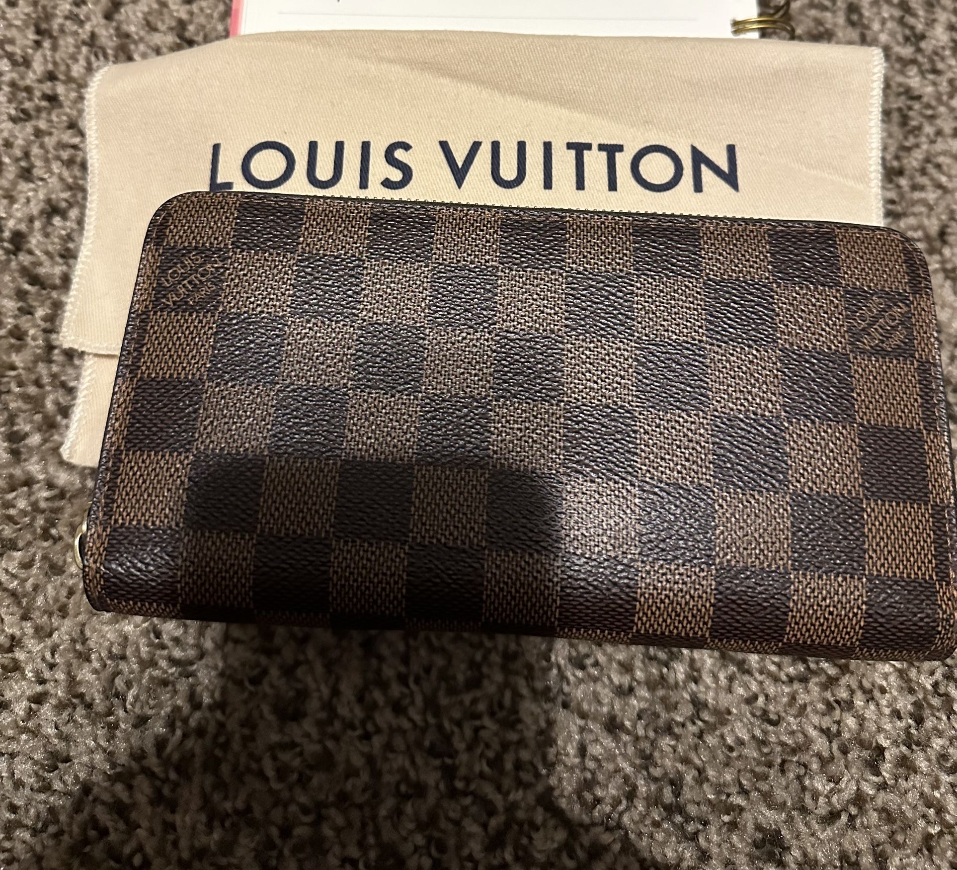 Louis Vuitton Zippy Wallet w/ Dustbag – Excellent Condition