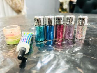 Eye glitters
