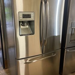 GE Refrigerator French Door Stainless Steel        Hablo Español 