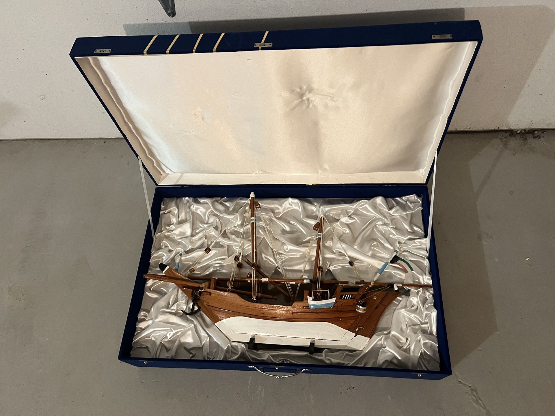 Dhow Dubai Model Ship And Blue Case