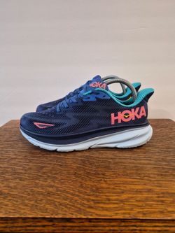 HOKA One One Clifton 9 Athletic Running Shoes
Women's Size US 8B