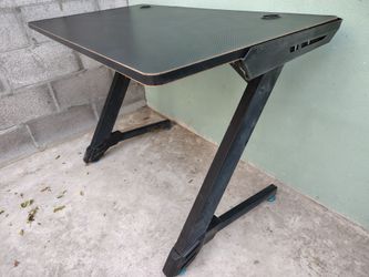 Gaming desk in good condition