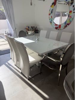 Gorgeous expandable Dinning Room Set