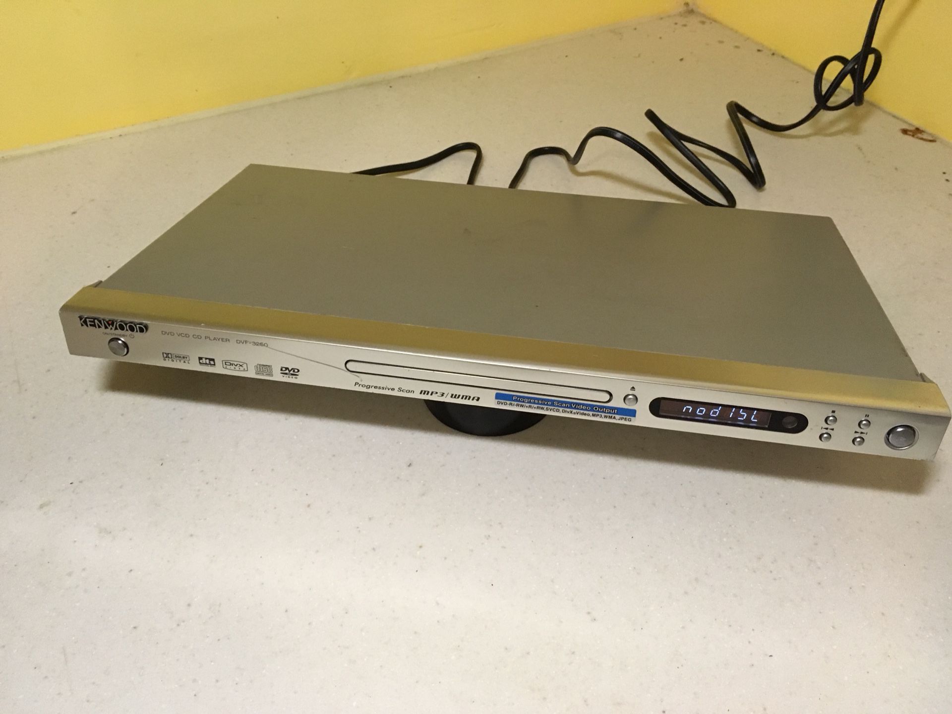 DVD / VCD / CD PLAYER with REMOTE (Please read description)