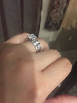 Fashion jewelry rings size 8/9 .... $12