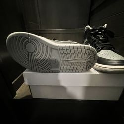 Air Jordan 1 Mid Color Way: Black/Particle Grey-White Noir/Blanc/Gris Particule