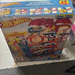 New in Box Hot wheels Ultimate garage