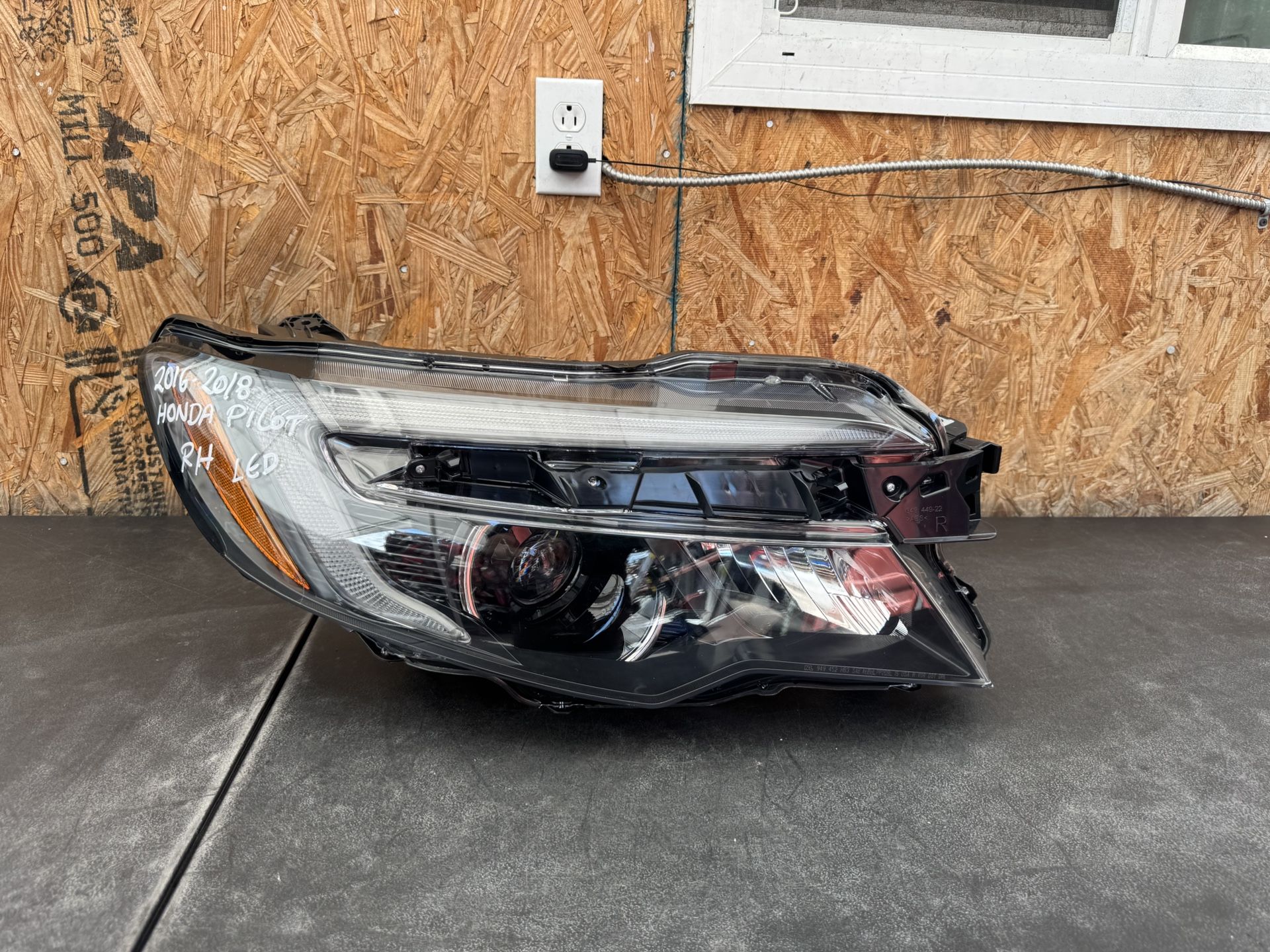 2016 2017 2018 HONDA PILOT RIGHT SIDE HEADLIGHT LED OEM USED